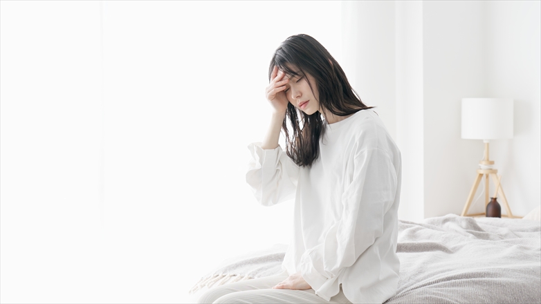 寝起きがつらい女性