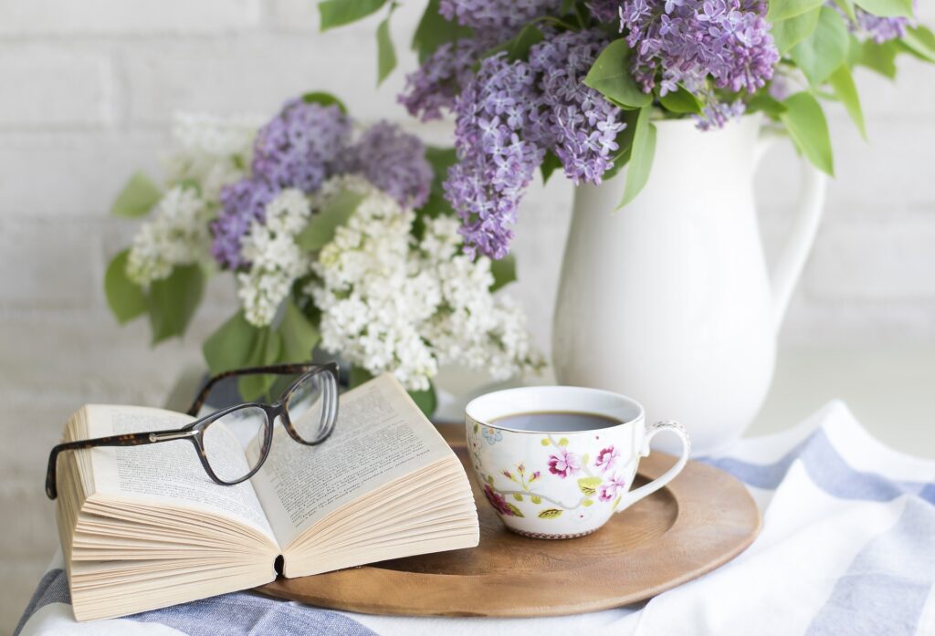 本とコーヒーと花