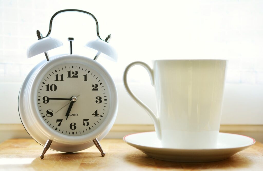 目覚まし時計、カップ、朝のイメージ