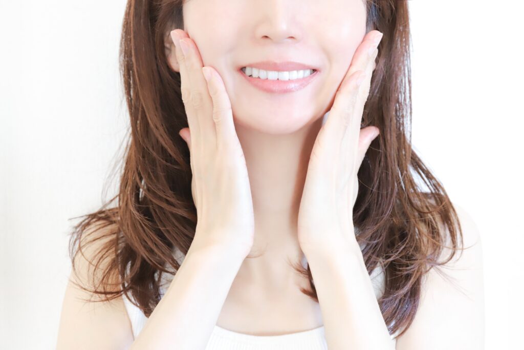 肌を両手で優しく触る女性